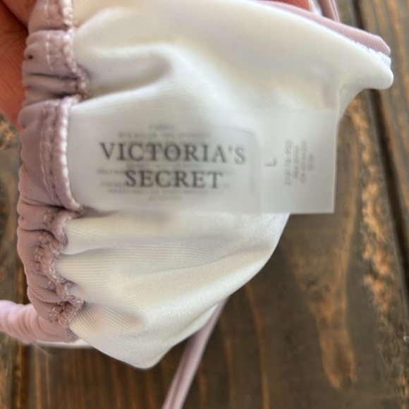 Victoria’s Secret Bikini - Picture 5 of 5